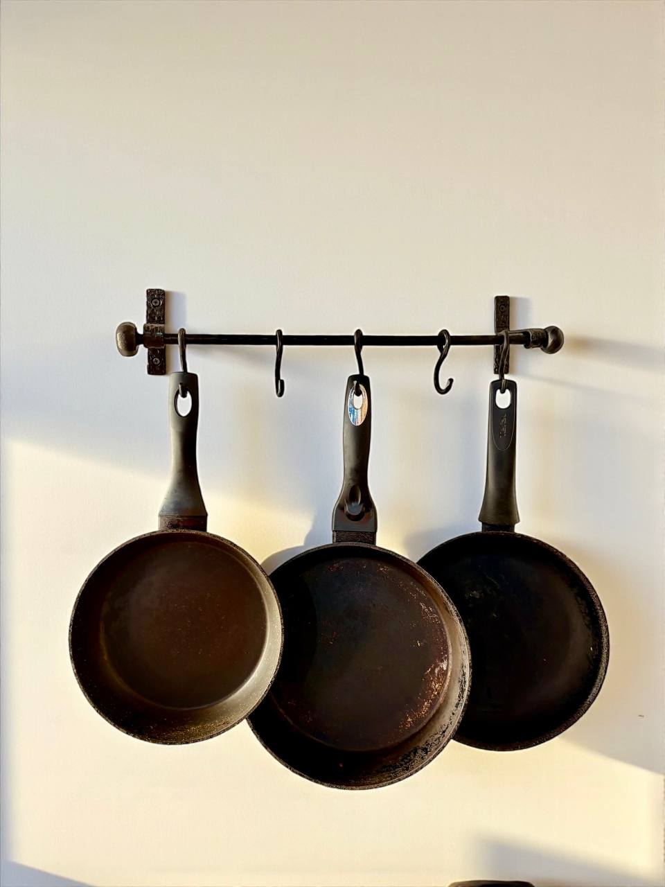 Hand-Forged Iron Kitchen Rack with Hooks,Heavy Duty Wrought Iron Pot and Pan Rail, Wall Mounted Utensil Holder, Custom Length 20–80 in