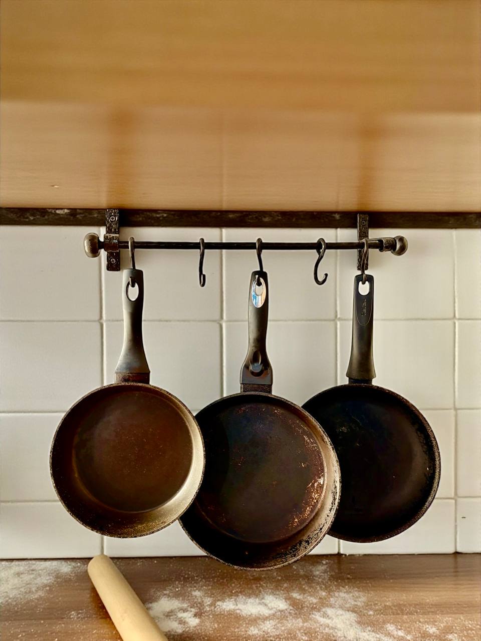 Hand-Forged Iron Kitchen Rack with Hooks,Heavy Duty Wrought Iron Pot and Pan Rail, Wall Mounted Utensil Holder, Custom Length 20–80 in