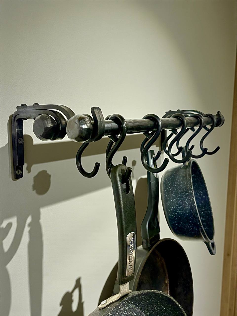 Forged Wall-Mounted Kitchen Rail in Amish & Farmhouse Style,Rustic Double Iron Pipe Ø22 mm,Hand-Forged Country Kitchen Decor
