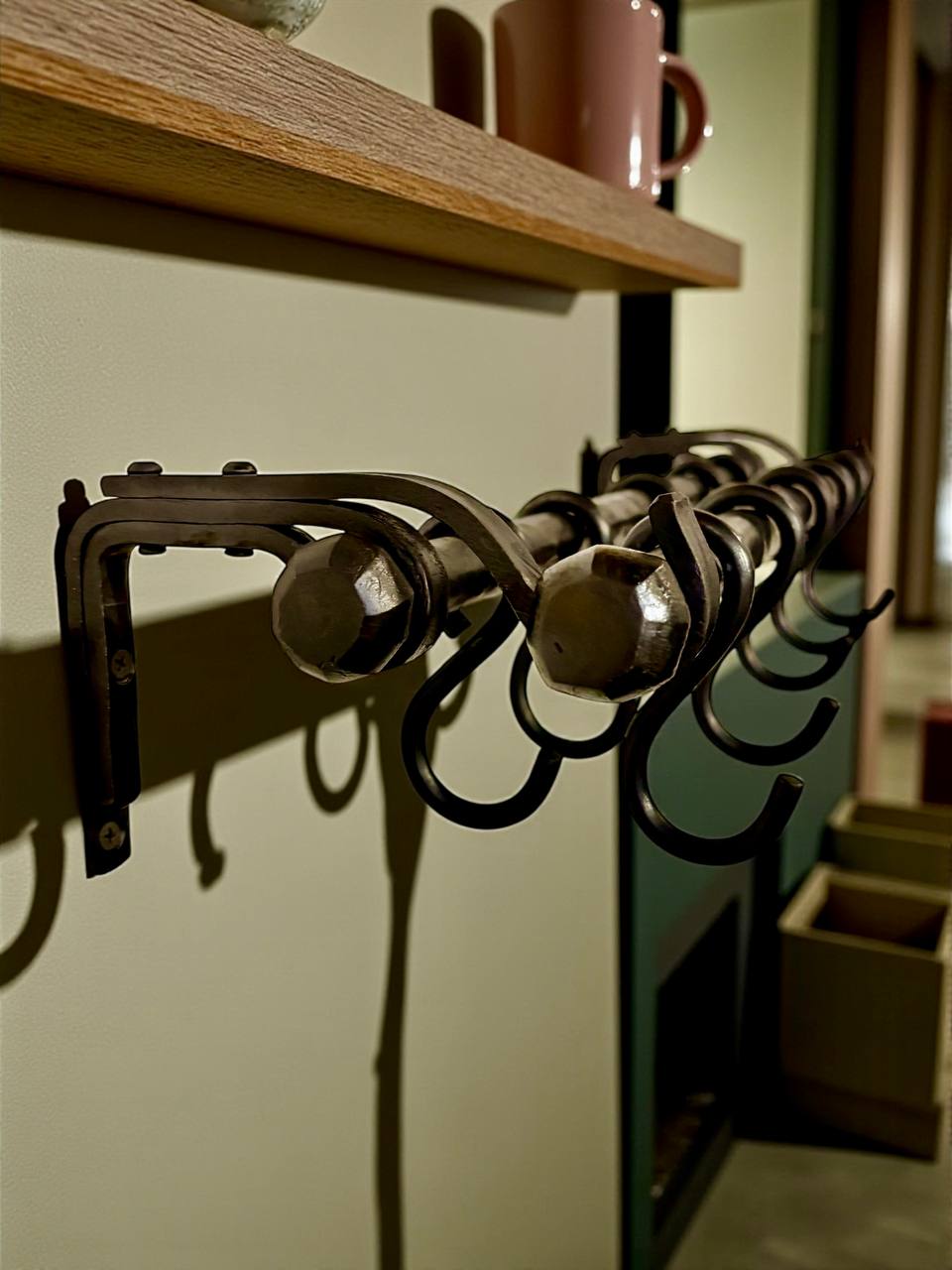 Forged Wall-Mounted Kitchen Rail in Amish & Farmhouse Style,Rustic Double Iron Pipe Ø22 mm,Hand-Forged Country Kitchen Decor