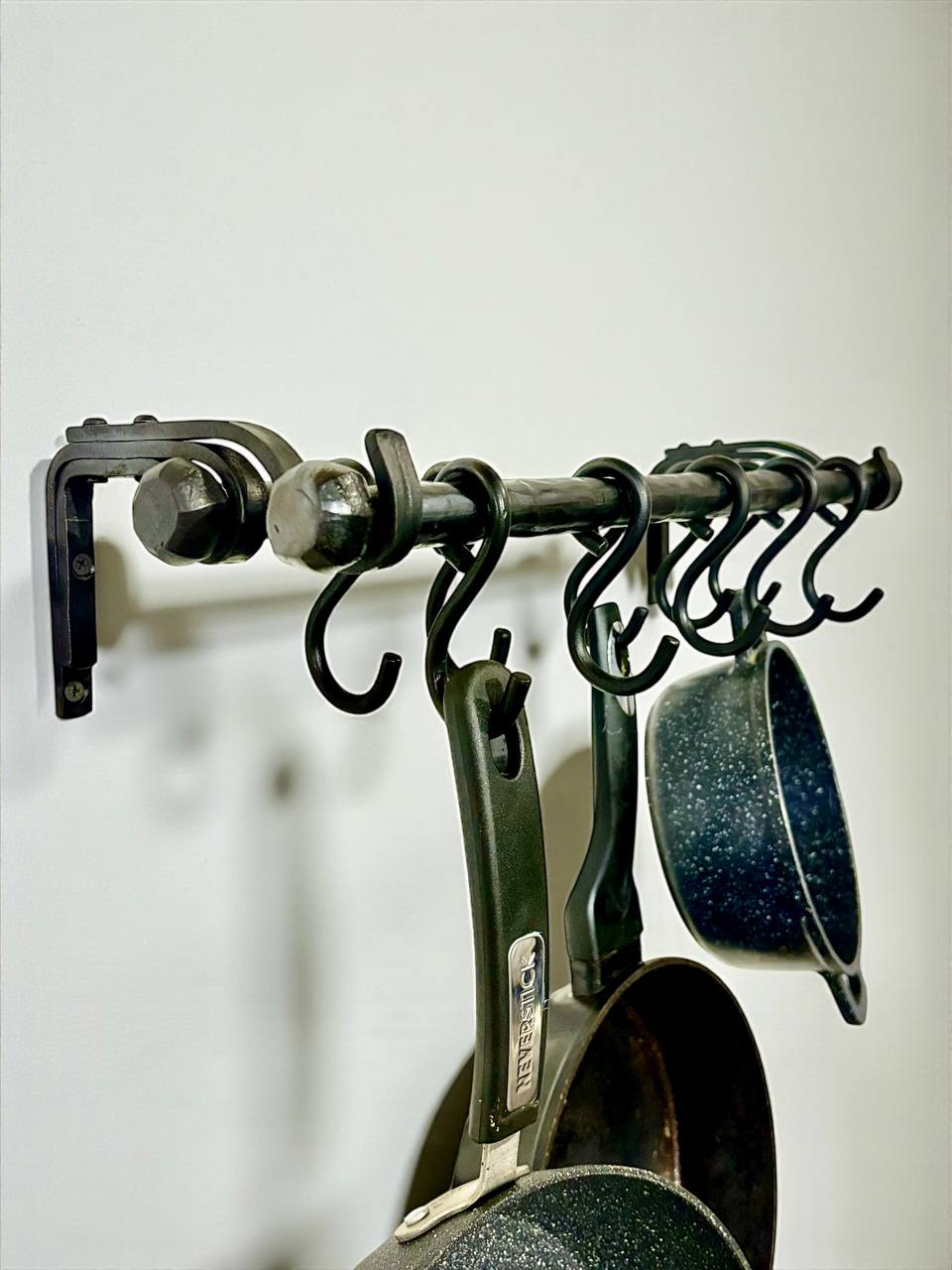 Forged Wall-Mounted Kitchen Rail in Amish & Farmhouse Style,Rustic Double Iron Pipe Ø22 mm,Hand-Forged Country Kitchen Decor