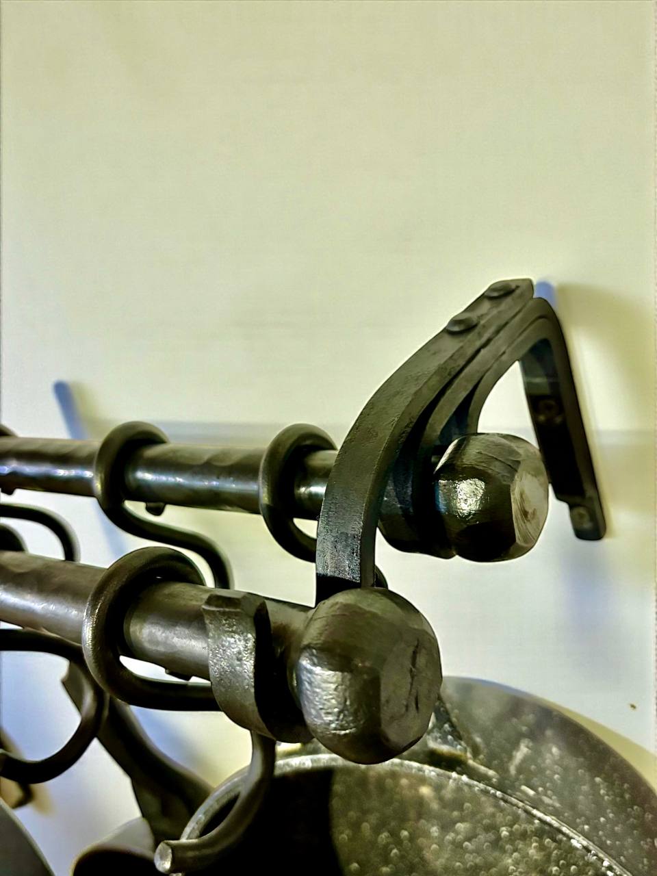 Forged Wall-Mounted Kitchen Rail in Amish & Farmhouse Style,Rustic Double Iron Pipe Ø22 mm,Hand-Forged Country Kitchen Decor